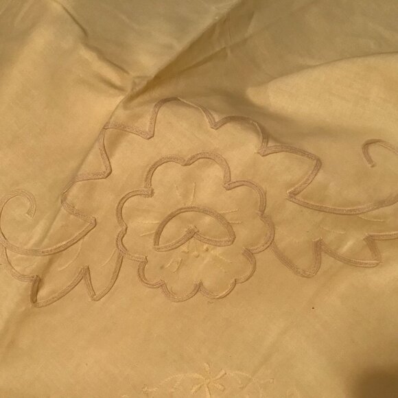 Vintage Yellow Round Embroidered Tablecloth 69" With Scalloped Edge - Picture 2 of 4